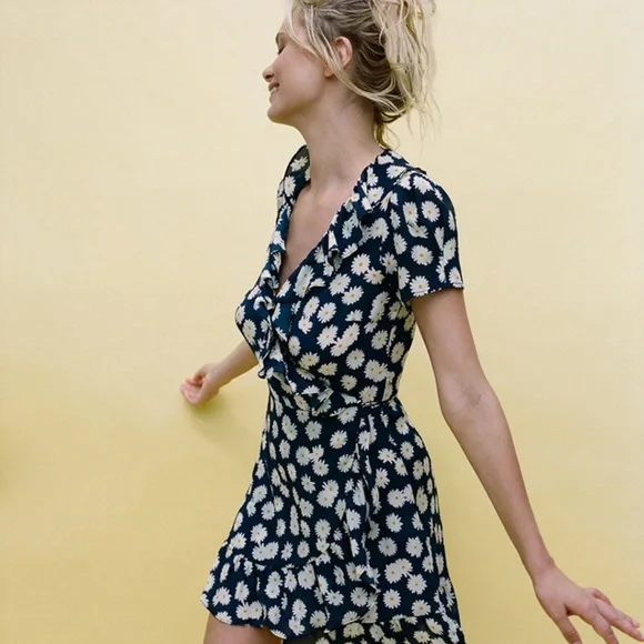 Réalisation Par The Valentina Short Sleeve Wrap Dress in Daisy | Size XS NEW - Picture 4 of 6